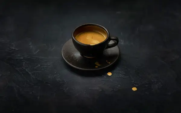En mörk kopp med en dubbel espresso, redo att ge dig en rejäl dos koffein.