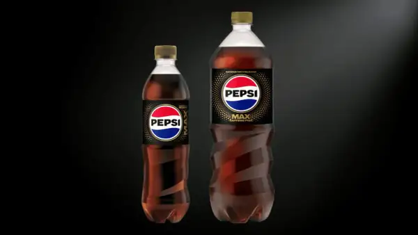 Två flaskor Pepsi Max, en mindre och en större, med texten "CAFFEINE FREE". Undrar du hur mycket koffein i Pepsi Max? Denna variant är utan koffein.
